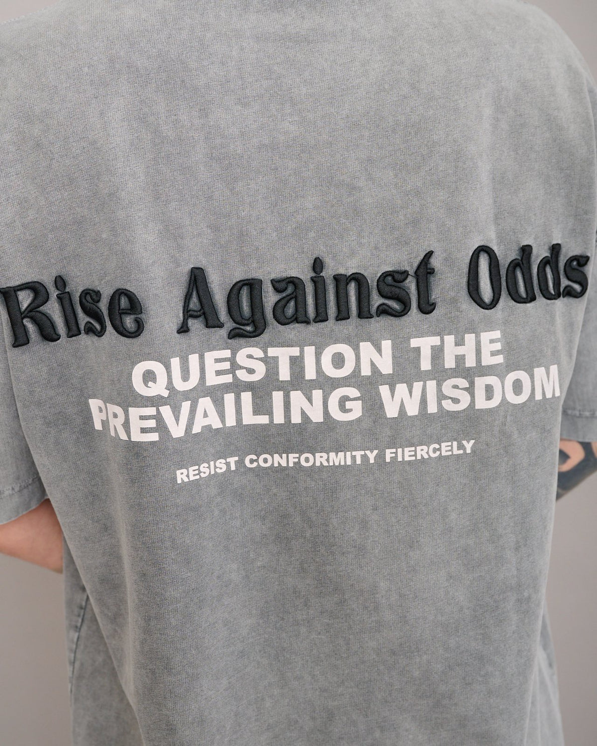 TRICOU PREMIUM GRI "RISE AGAINST ODDS"